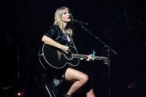 Taylor Swift con chitarra 