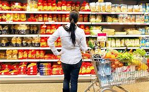 Etichette sempre più attenzione alla spesa al supermercato 