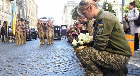 Soldati Ucraini al funerale 