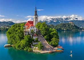 Fascino del Lago di Bled con acque verdi smeraldo 