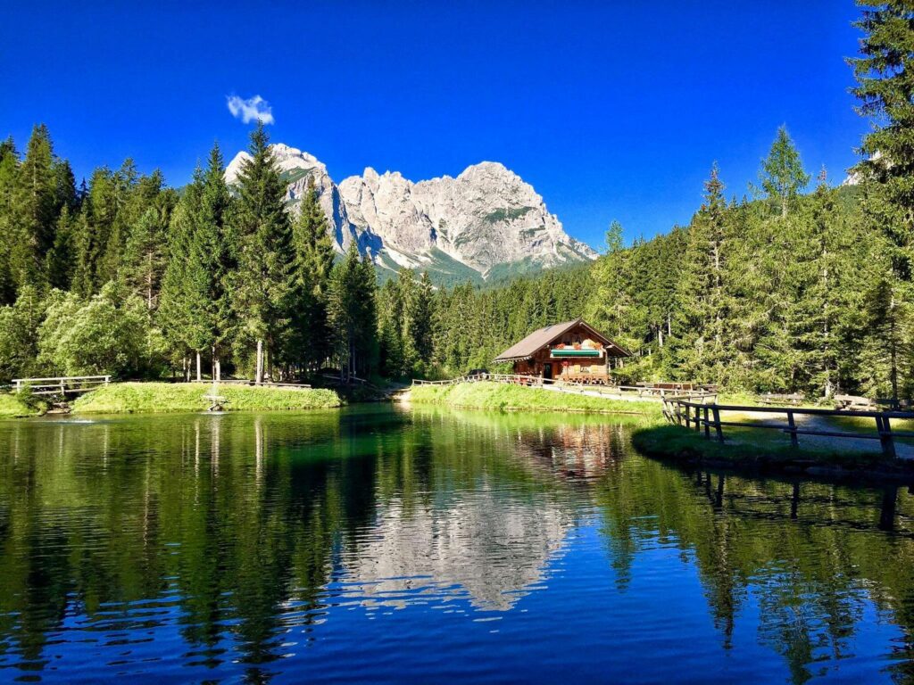 Sappada in tranquillità, tra dolomiti orientali  montagne, e boschi