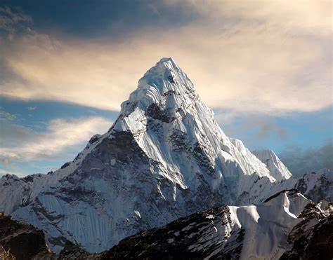 Un alpinista sull'Everest gli scalatori nella zona della morte 