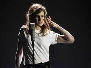 La voce di Christine and the Queens, per Amazon