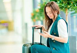 Donne in vacanza da sole, app e buoni consigli